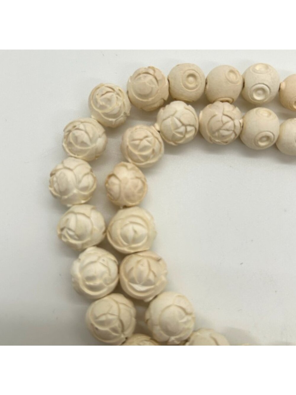 Vintage Carved Celluloid Bead Necklace With Floral & Swirl Designs In Cream Ivor - Picture 5 of 12
